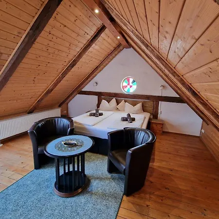 Zum Alten Schulhaus 3*