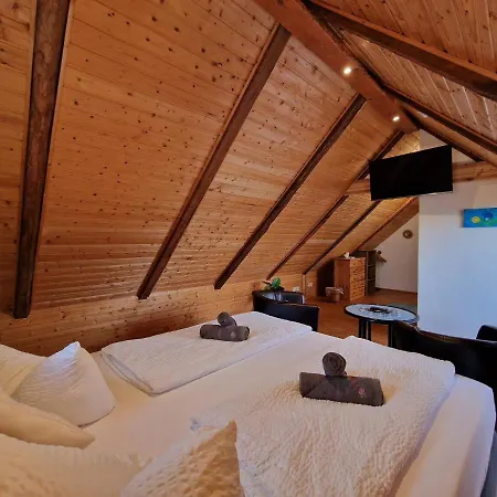 Zum Alten Schulhaus 3*