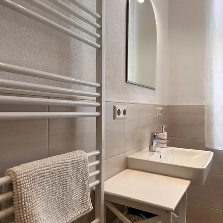 Zum Alten Schulhaus 3*