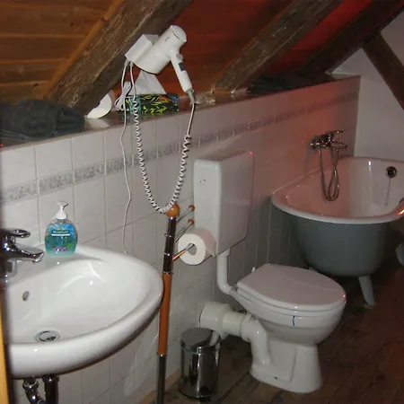 Πανσιόν Zum Alten Schulhaus 3*