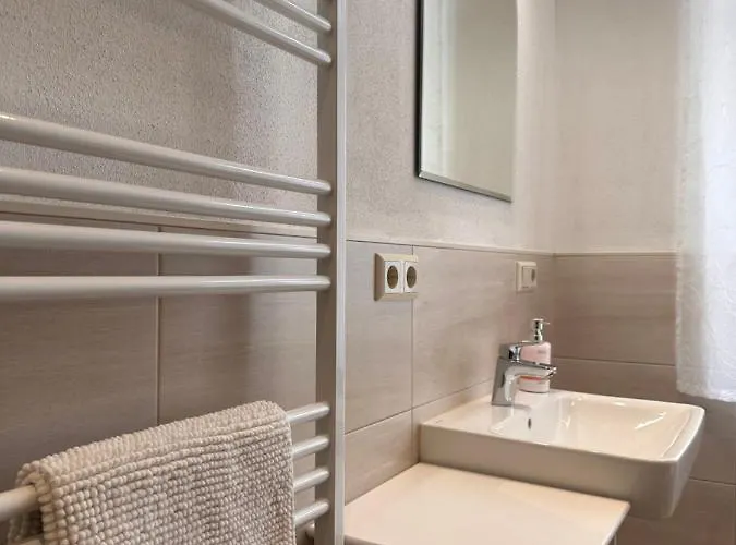 Zum Alten Schulhaus 3*